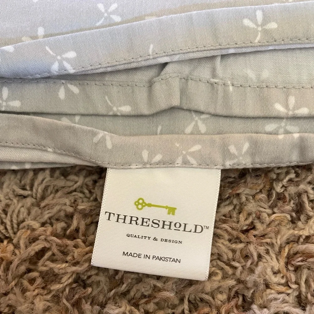 Threshold Twin XL bundle - 1 pillowcase, 1 flat sheet, 1 fitted sheet, 1 cover - Picture 2 of 8